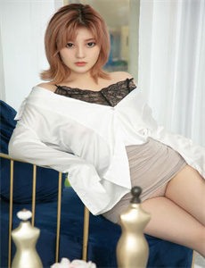 混混与女警/上楼梯每走一步撞一下