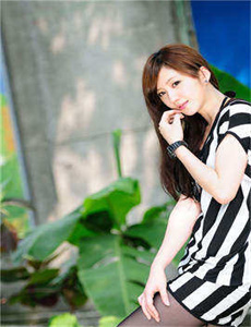 小小水蜜桃-美女和男子一起